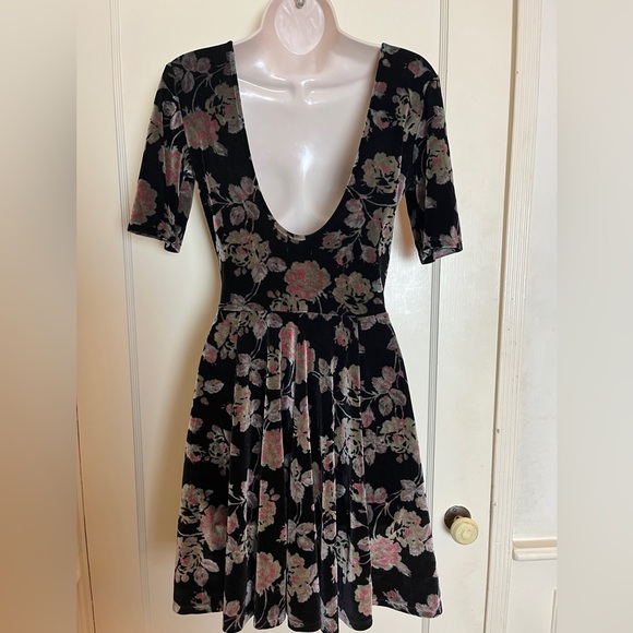 Kimchi Blue - Velvet Floral Short Sleeve Dress with Scoop Back - Picture 10 of 12